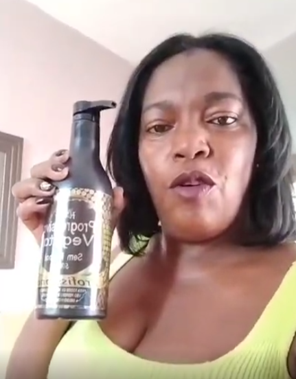 Cliente exibindo cabelo liso com a Progressiva Vegetal